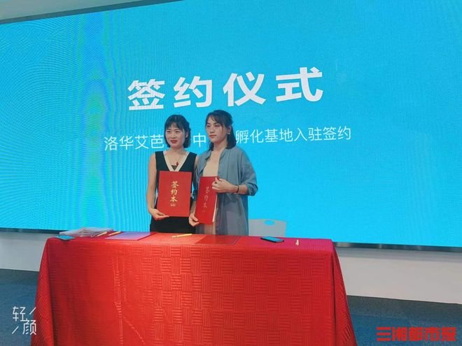 比赛现场,学员与观察团交流