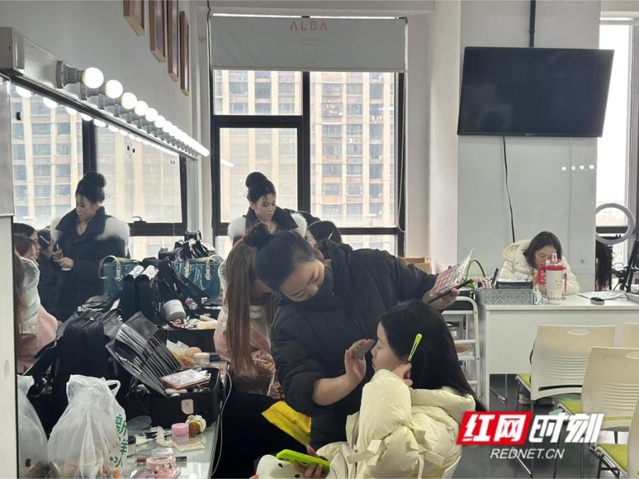 长沙县洛华艾芭职业技能培训学校,学员正专注地练习化妆和皮肤管理技巧。