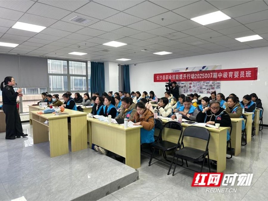 长沙县玉雅清朦职业培训学校,学员们认真学习育婴专业知识。